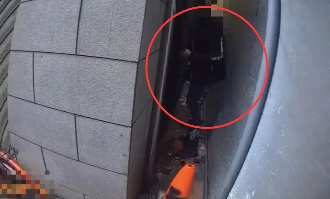 男子在暗巷便溺引警方注意。（圖／翻攝畫面）
