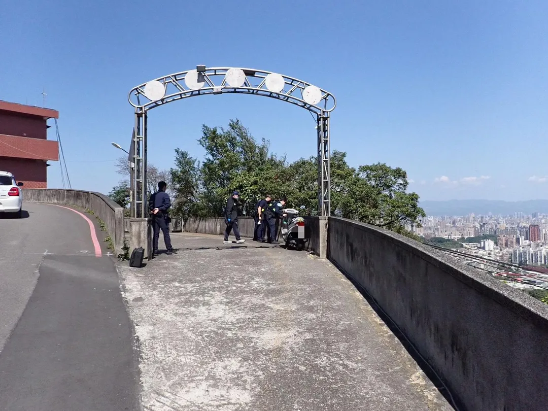 86歲陳姓老翁在小年夜獨自騎機車前往新北市中和烘爐地,卻在抵達後不明原因翻越女兒牆,摔落約四層樓高邊坡身亡。(圖/翻攝畫面)