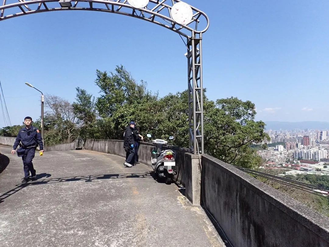 86歲陳姓老翁在小年夜獨自騎機車前往新北市中和烘爐地,卻在抵達後不明原因翻越女兒牆,摔落約四層樓高邊坡身亡。(圖/翻攝畫面)