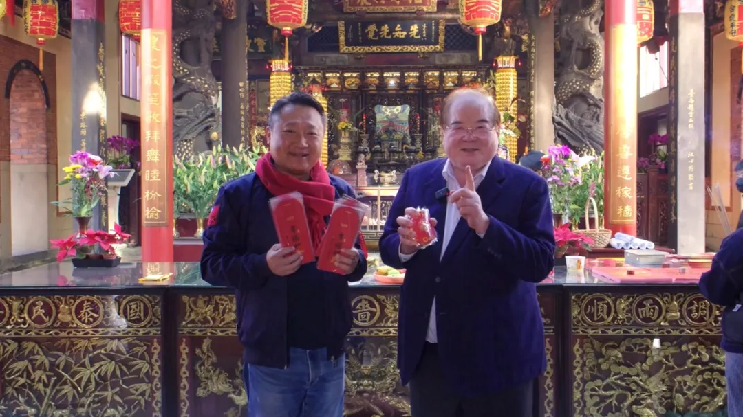 李乾龍(圖右)表示，先嗇宮除夕會送發財金。(圖/國民黨)