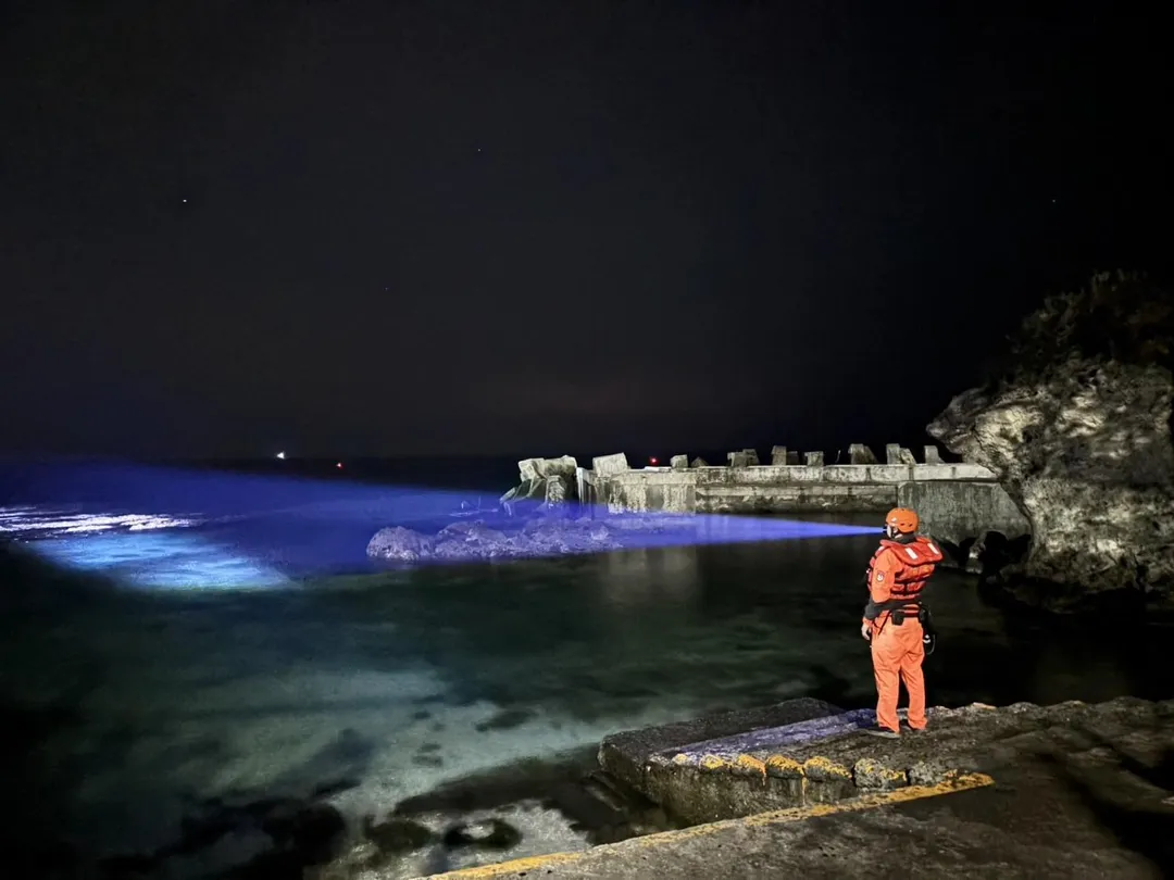 屏東滿州佳樂水海岸於15日驚見浮屍，經確認為上月在小琉球大福漁港失蹤的45歲女性自由潛水教練。（資料照／翻攝畫面）