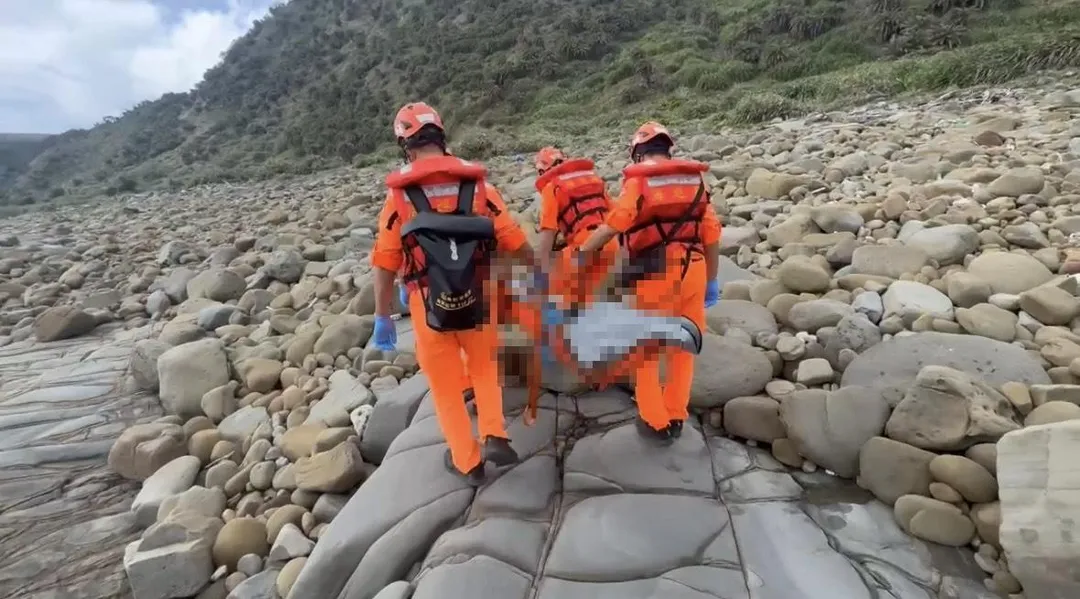 屏東滿州佳樂水海岸於15日驚見浮屍，經確認為上月在小琉球大福漁港失蹤的45歲女性自由潛水教練。（資料照／翻攝畫面）