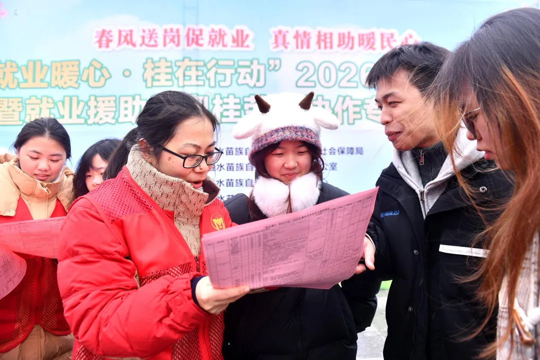 圖為廣西柳州的勞務協作專場招聘會上，人們在了解職缺資訊。（圖／新華社）