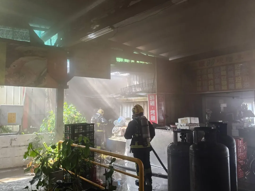 警消出水搶救。(圖/民眾提供)