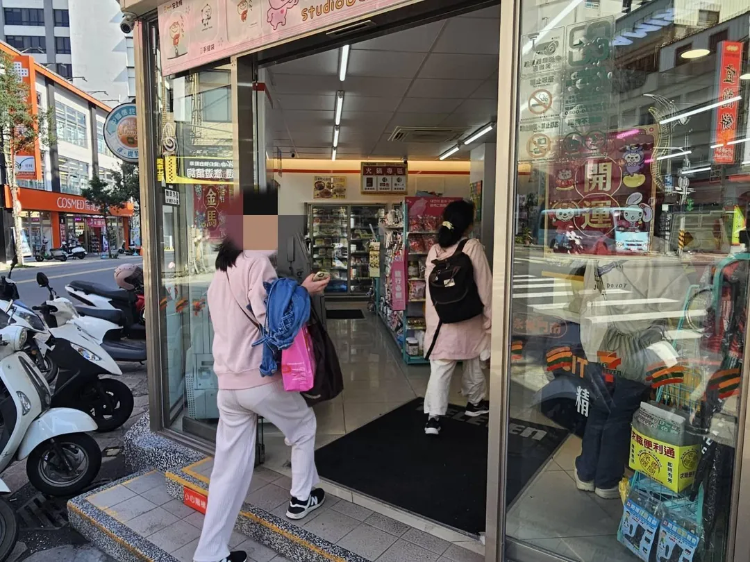 女高中生疑與母親發生爭執後情緒失控，持美工刀攻擊一名購物女子。（圖／警方提供）