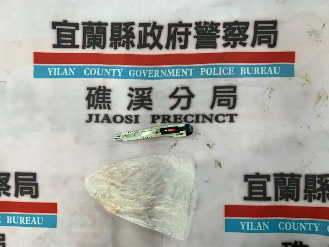 女學生持美工刀攻擊民眾。（圖／警方提供）