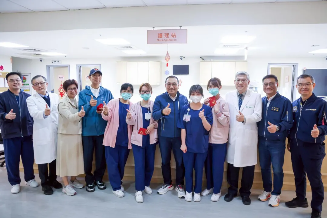 新北市長侯友宜今（16）日一早前往新北市立聯合醫院三重院區慰問值班的人員。（圖/新北市府提供）