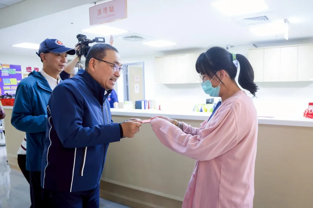 侯友宜致贈新春福袋感謝醫護連假期間仍堅守崗位，站在第一線守護民眾健康。（圖/新北市府提供）
