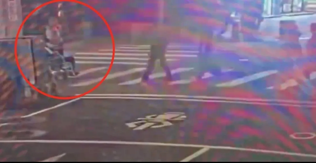 嫌犯隨機攻擊過馬路的路人。（圖／翻攝畫面）