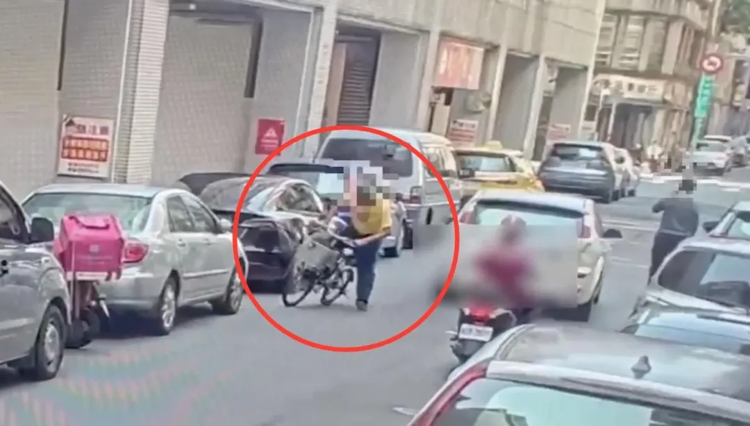 男子見對方打電話報案立刻騎單車離開。(圖/翻攝畫面)