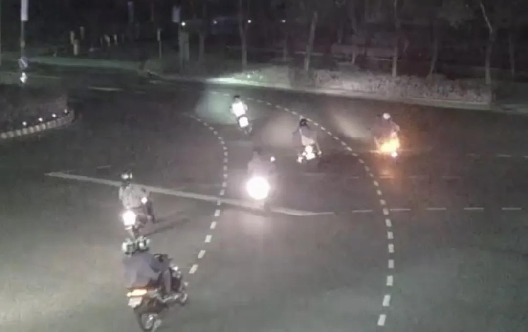 多部機車半夜炸街擾民。（圖／翻攝畫面）