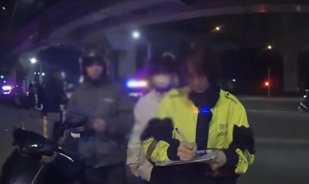 警方攔查車輛開單告發。（圖／翻攝畫面）