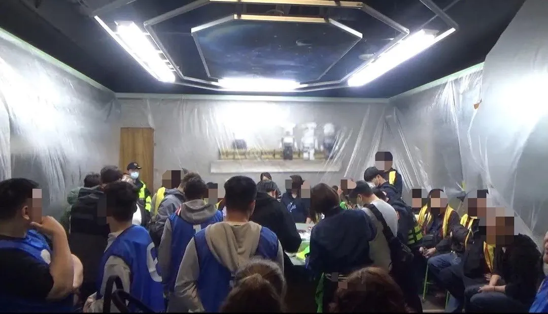 警方在樹林查獲職業大賭場。（圖／翻攝畫面）