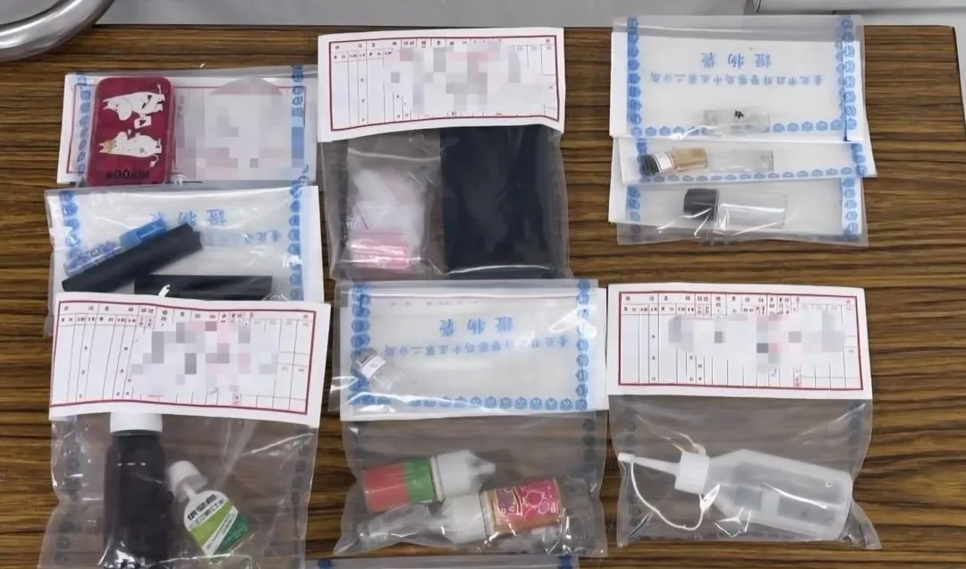 警方查扣各式毒品與分裝工具。(圖/翻攝畫面)