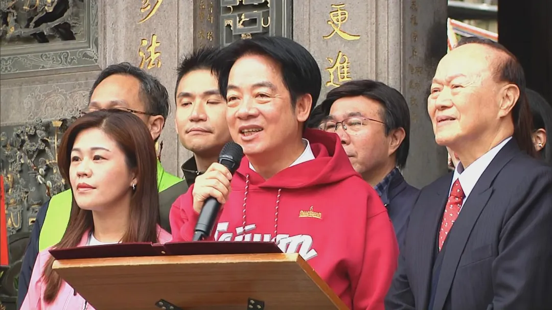 總統賴清德在大年初一參拜龍山寺。（圖／中天新聞）