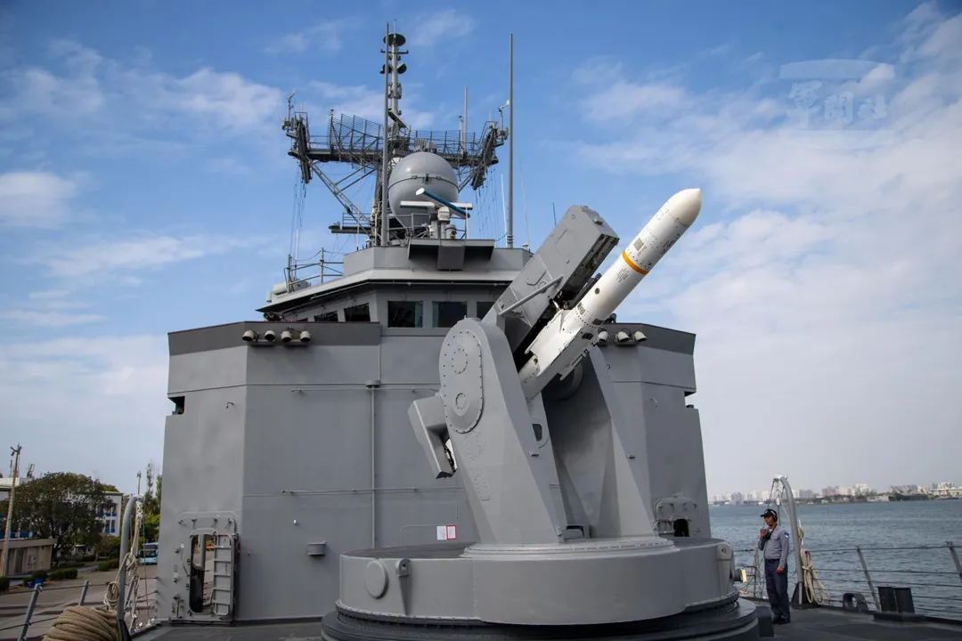 MK-13飛彈發射架，可提供標準一型防空飛彈及魚叉攻船飛彈儲存、選彈、指向及發射功能，可精準攻擊空中或水上目標。（圖／軍聞社記者王進福攝）