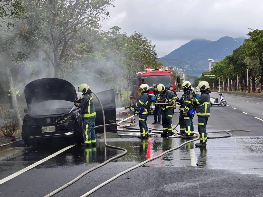 北投洲美快速道路往大度路入口處發生火燒車事件。（圖／警方提供，以下相同）