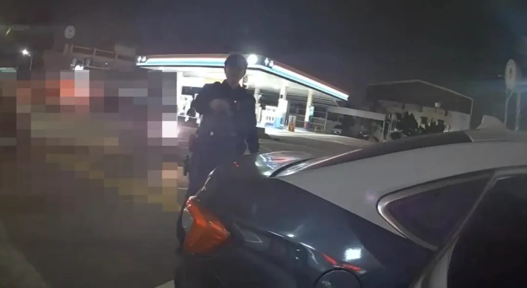 員警駕駛巡邏車開道護送，爭取黃金時間送醫。（圖／翻攝畫面）