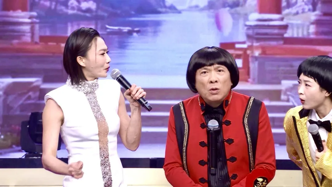 侯怡君（左）能夠再次以另一種方式與豬哥亮一起主持非常感動。（圖／民視提供）