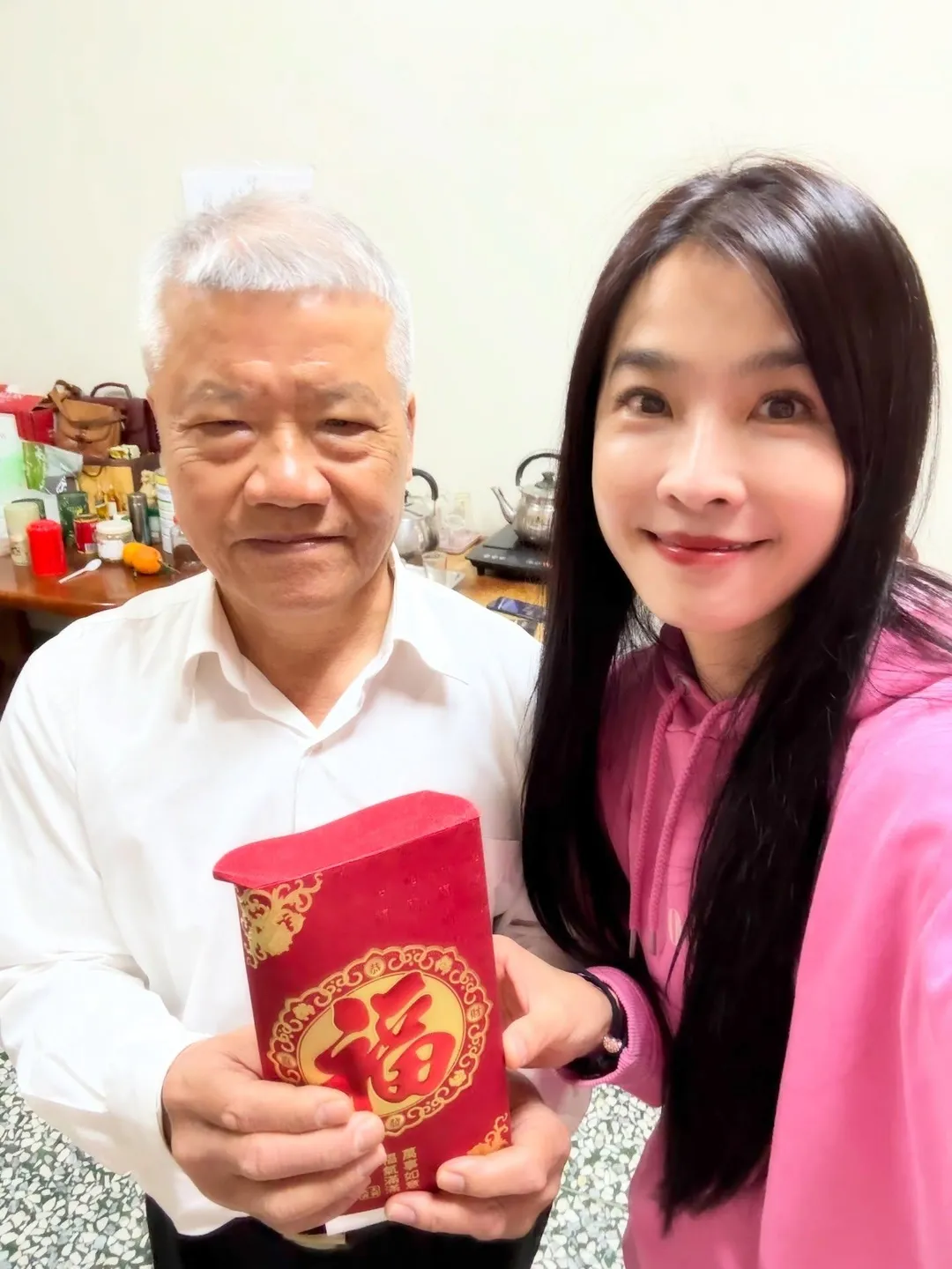 小嫻(右)送上大紅包祝福父親萬事如意。(圖/翻攝小嫻(黃瑜嫻) 臉書)
