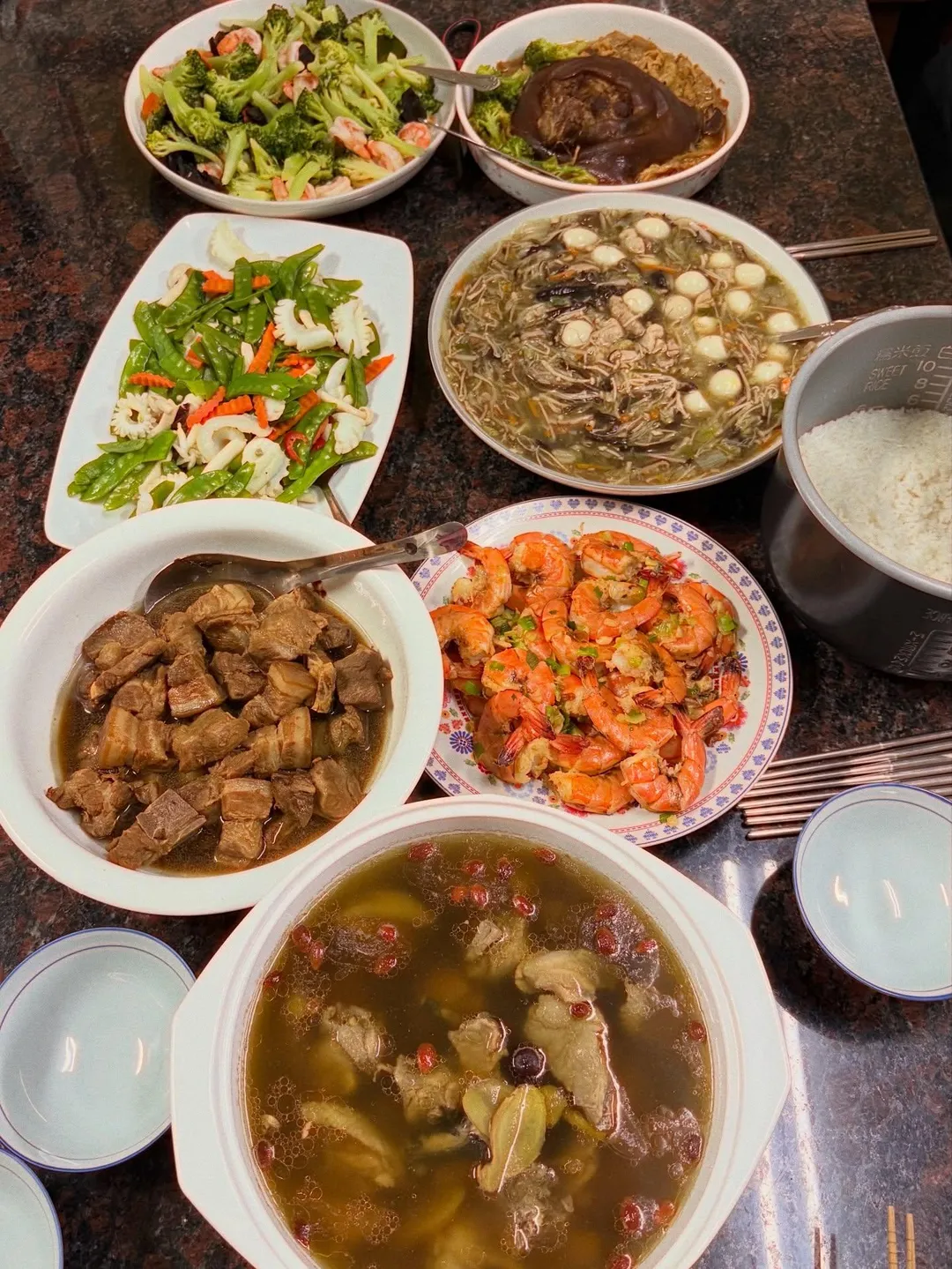 小嫻農曆新年與父親到叔叔、嬸嬸家圍爐。(圖/翻攝小嫻(黃瑜嫻) 臉書)