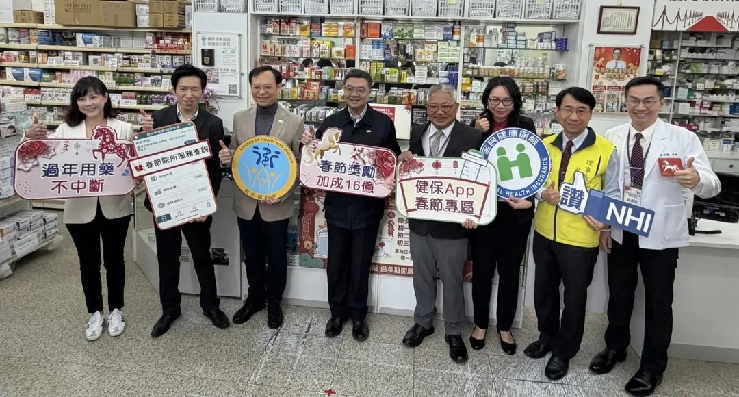 行政院卓榮泰院長（正中）115年2月17日至臺北市保德明水藥局視察春節用藥不中斷。（圖／衛福部提供）