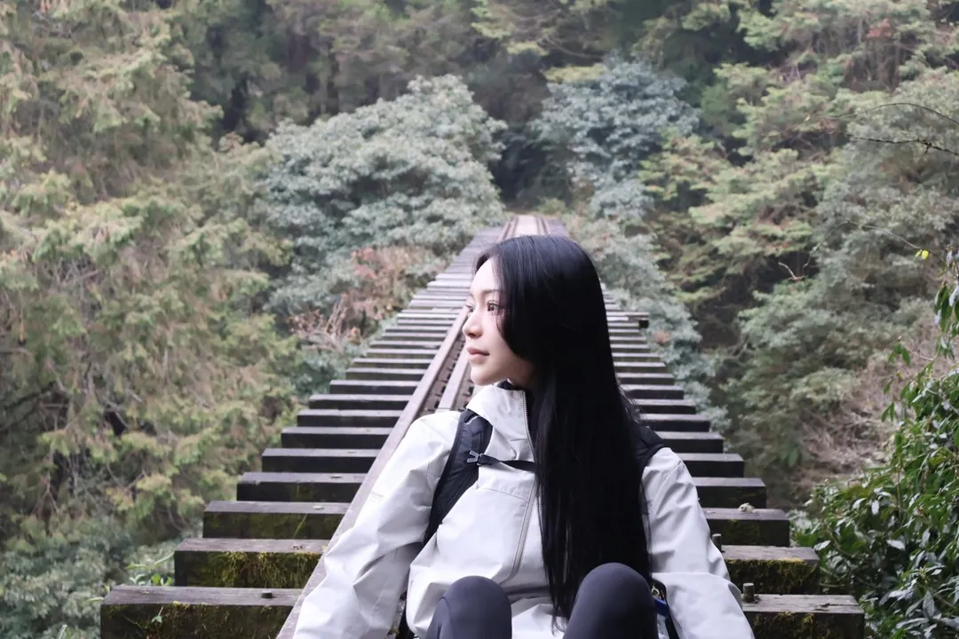 宛宛讚嘆阿里山眠月線的美景。(圖/宛宛提供)