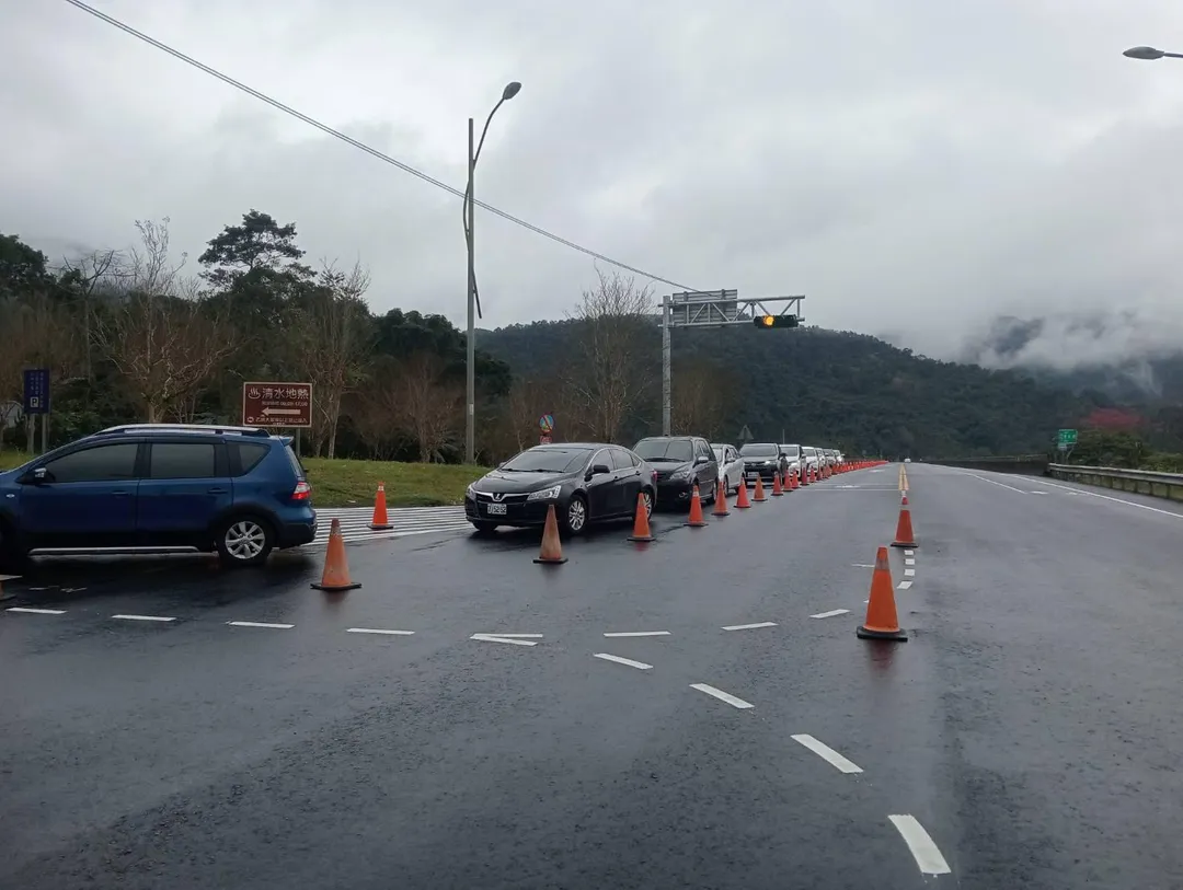 宜蘭縣雖然天氣逐漸降溫且下雨，但各大景點仍出現大量遊客，預估午後傳藝中心、梅花湖及湯圍溝公園等地將陸續出現車潮。（圖／宜蘭縣府提供）