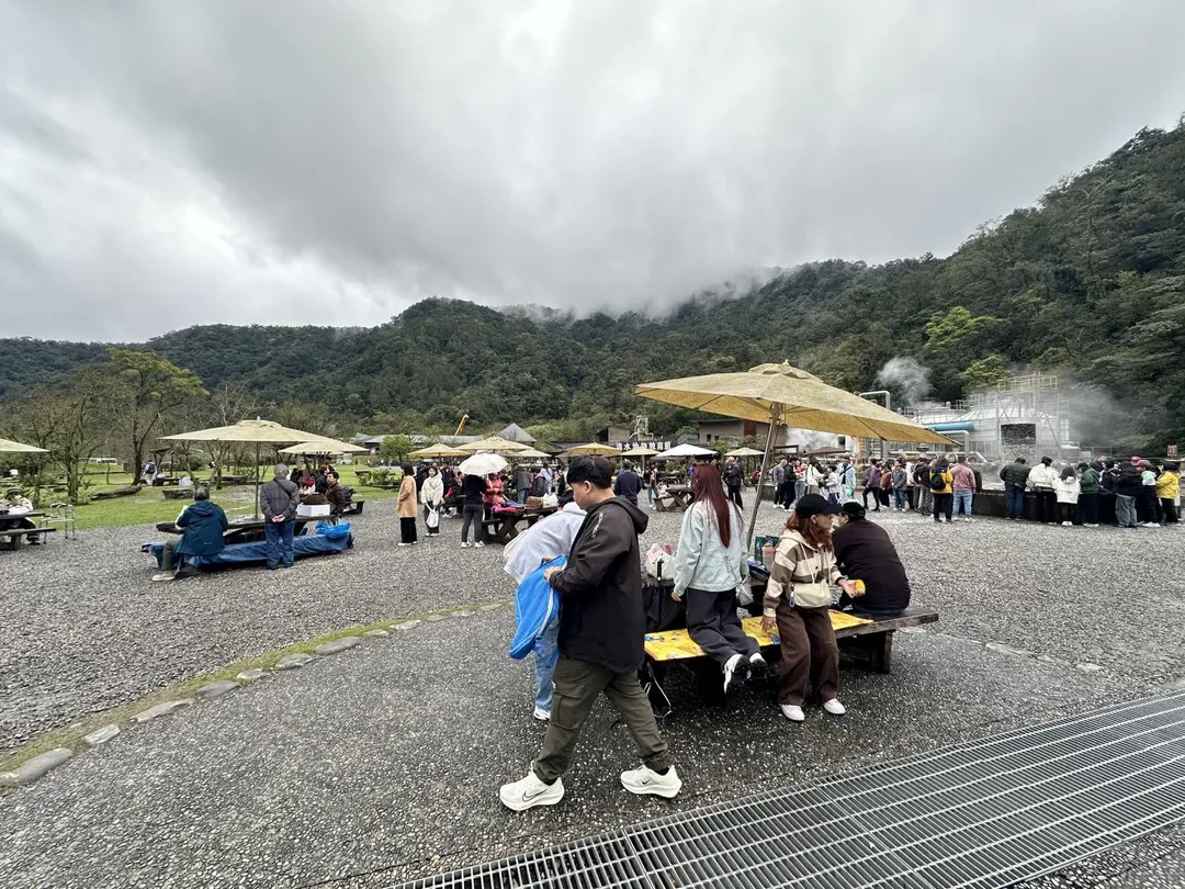 宜蘭縣雖然天氣逐漸降溫且下雨，但各大景點仍出現大量遊客，預估午後傳藝中心、梅花湖及湯圍溝公園等地將陸續出現車潮。（圖／宜蘭縣府提供）