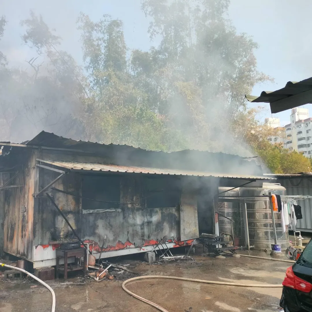 高雄市大寮區拷潭路一處貨櫃屋區域於今（17）日大年初一中午發生火警，造成一名男子燒傷送醫。（圖／消防局提供，下同）