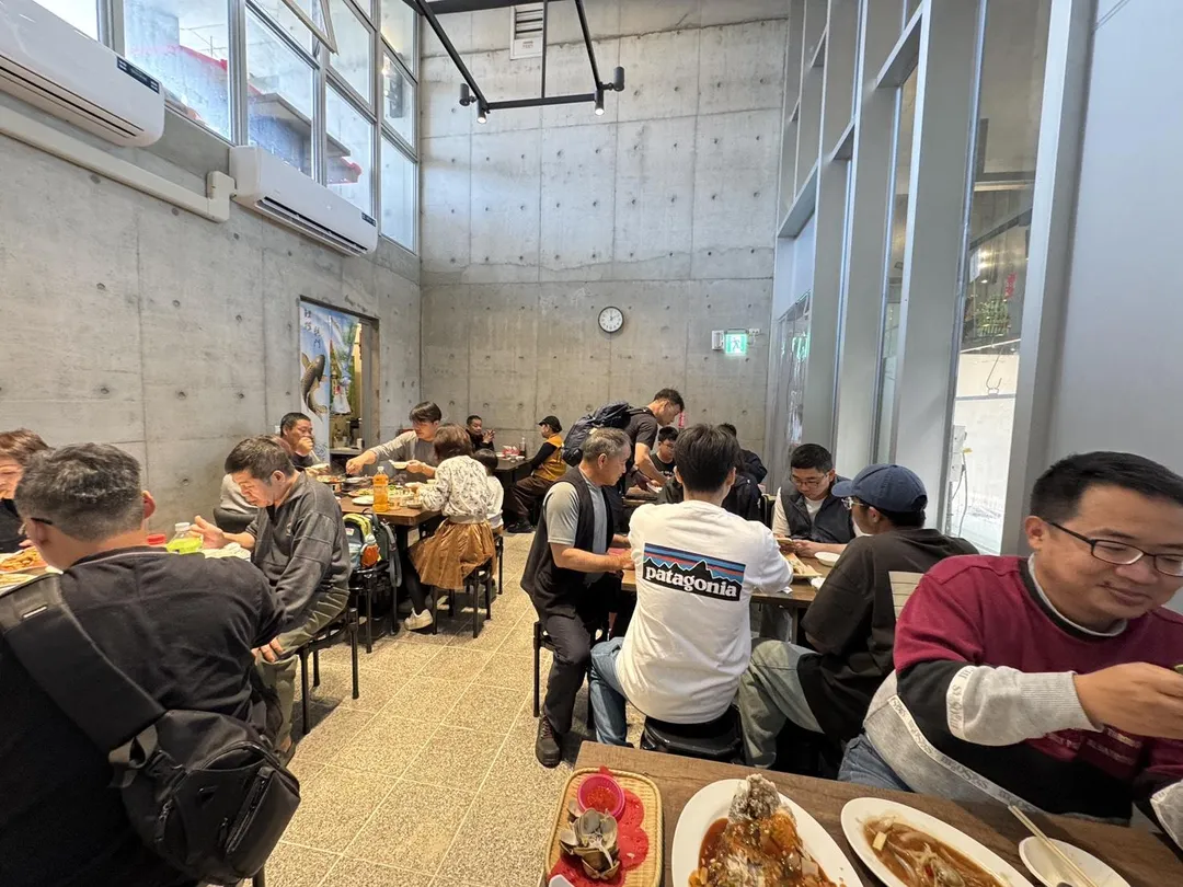 竹風漁市人氣爆棚!餐廳區正式開幕 春節加倍券天天送。(圖/新竹市產業發展處)