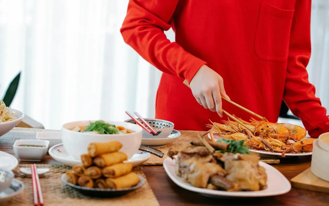 過年飲食管理的第一步，在於維持良好的進食方式，「211餐盤」是一個相當實用的參考原則。（示意圖／Pexels）