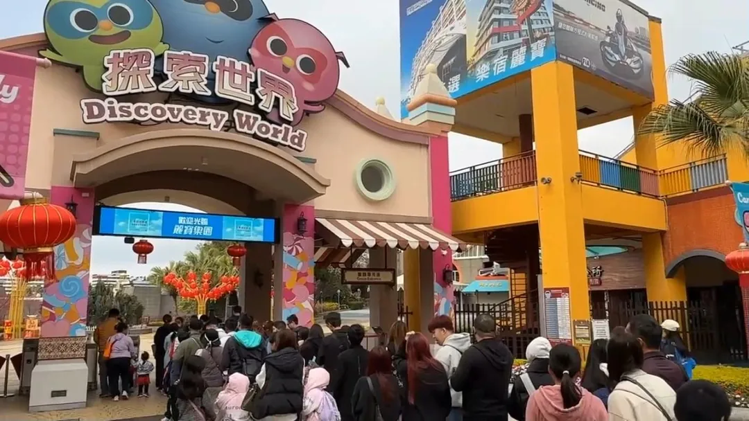 麗寶樂園於大年初一迎來大量遊客，探索世界售票處出現排隊購票人潮，全新的美樂地親子農場成為今年親子家庭最受歡迎的行程選擇。（圖／翻攝畫面）