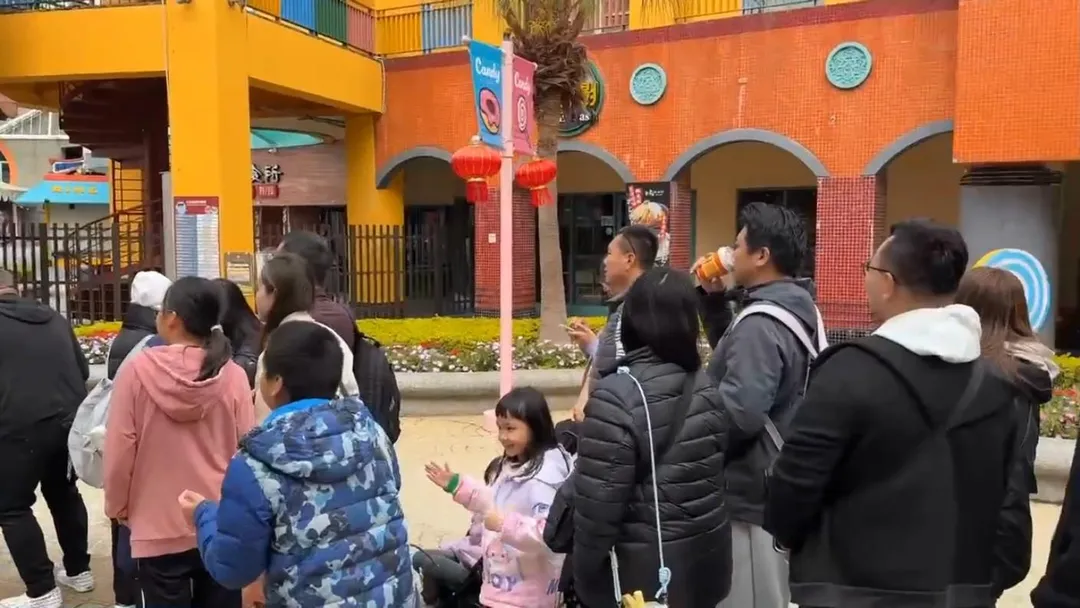 麗寶樂園於大年初一迎來大量遊客，探索世界售票處出現排隊購票人潮，全新的美樂地親子農場成為今年親子家庭最受歡迎的行程選擇。（圖／翻攝畫面）