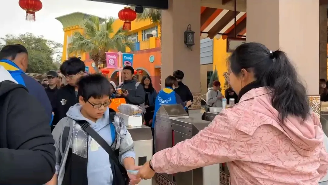 麗寶樂園於大年初一迎來大量遊客，探索世界售票處出現排隊購票人潮，全新的美樂地親子農場成為今年親子家庭最受歡迎的行程選擇。（圖／翻攝畫面）