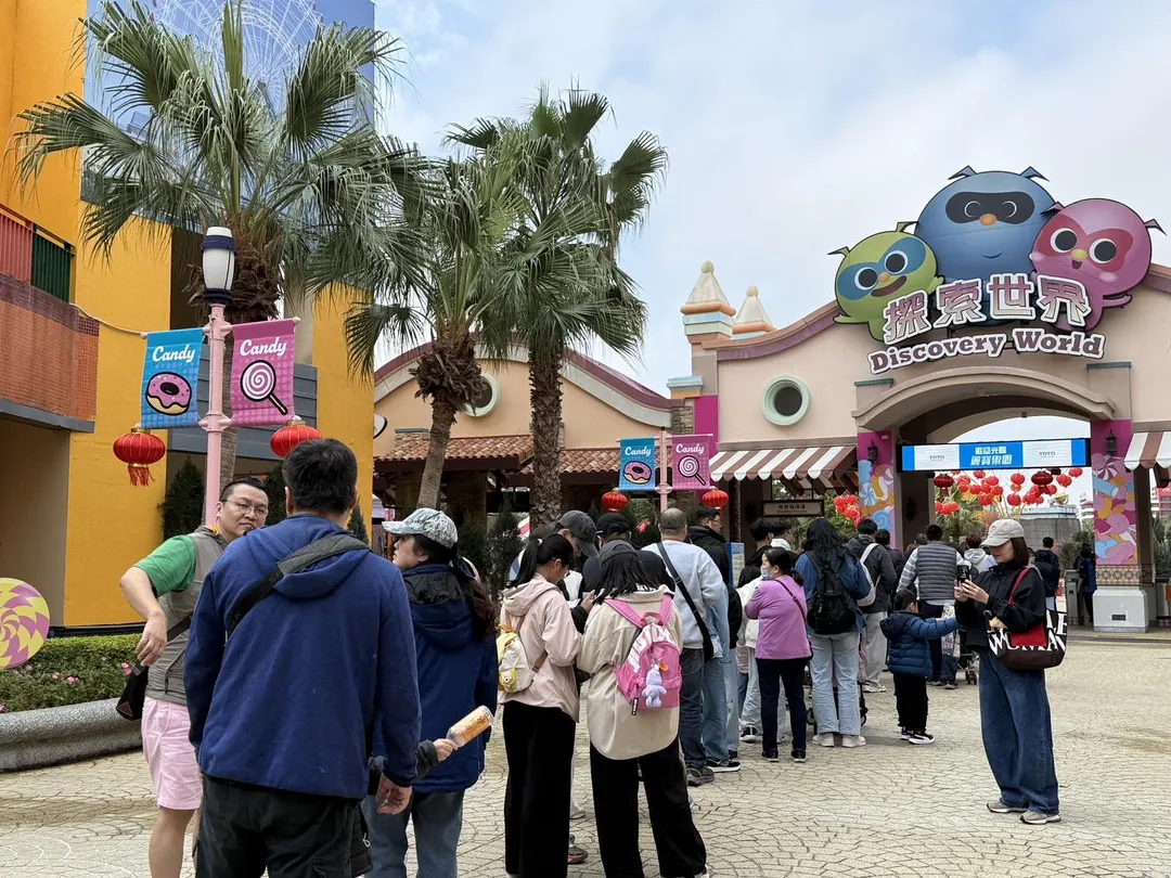 麗寶樂園於大年初一迎來大量遊客，探索世界售票處出現排隊購票人潮，全新的美樂地親子農場成為今年親子家庭最受歡迎的行程選擇。（圖／翻攝畫面）