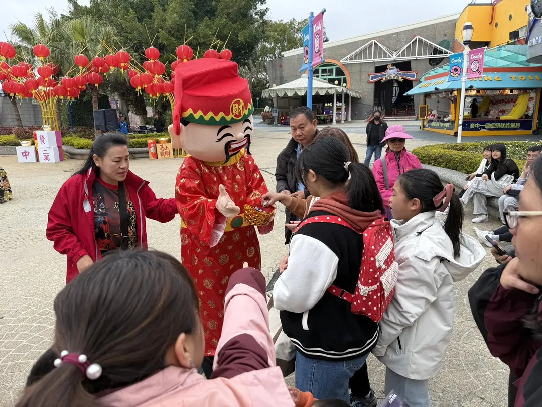 麗寶樂園於大年初一迎來大量遊客，探索世界售票處出現排隊購票人潮，全新的美樂地親子農場成為今年親子家庭最受歡迎的行程選擇。（圖／翻攝畫面）