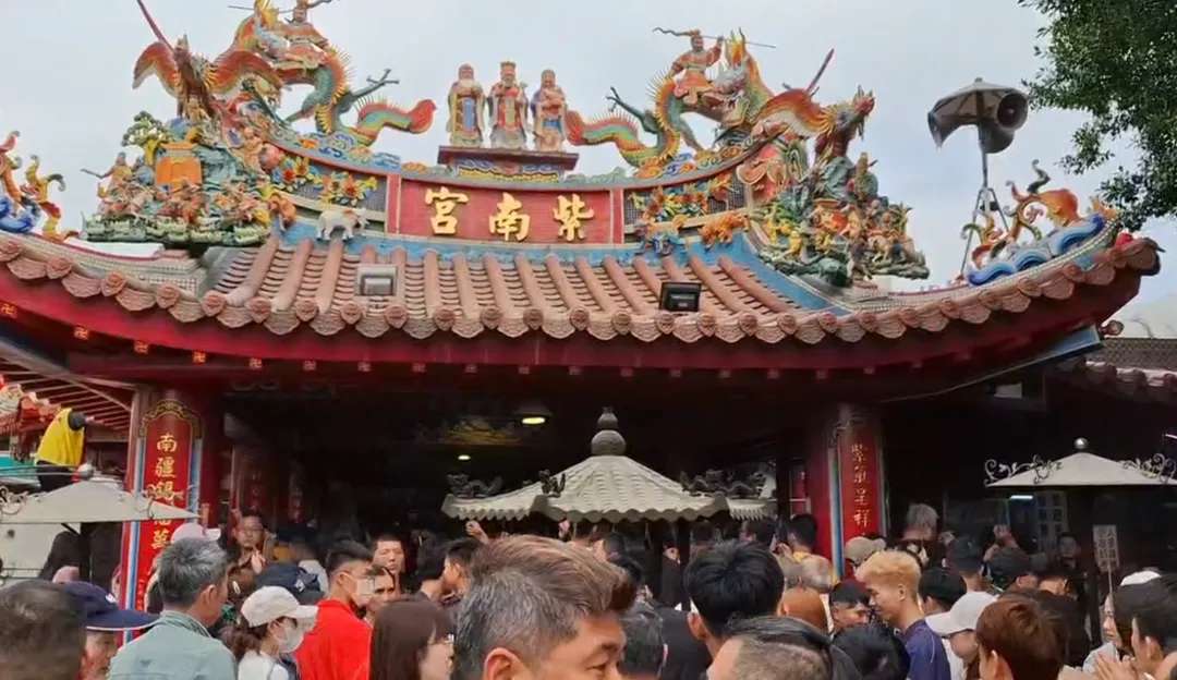 南投竹山紫南宮,今(17)日廟內借還金中心擠滿信眾,人龍綿延長達三十公尺,廟方估計全日人潮將突破十萬人。(圖/中天新聞)