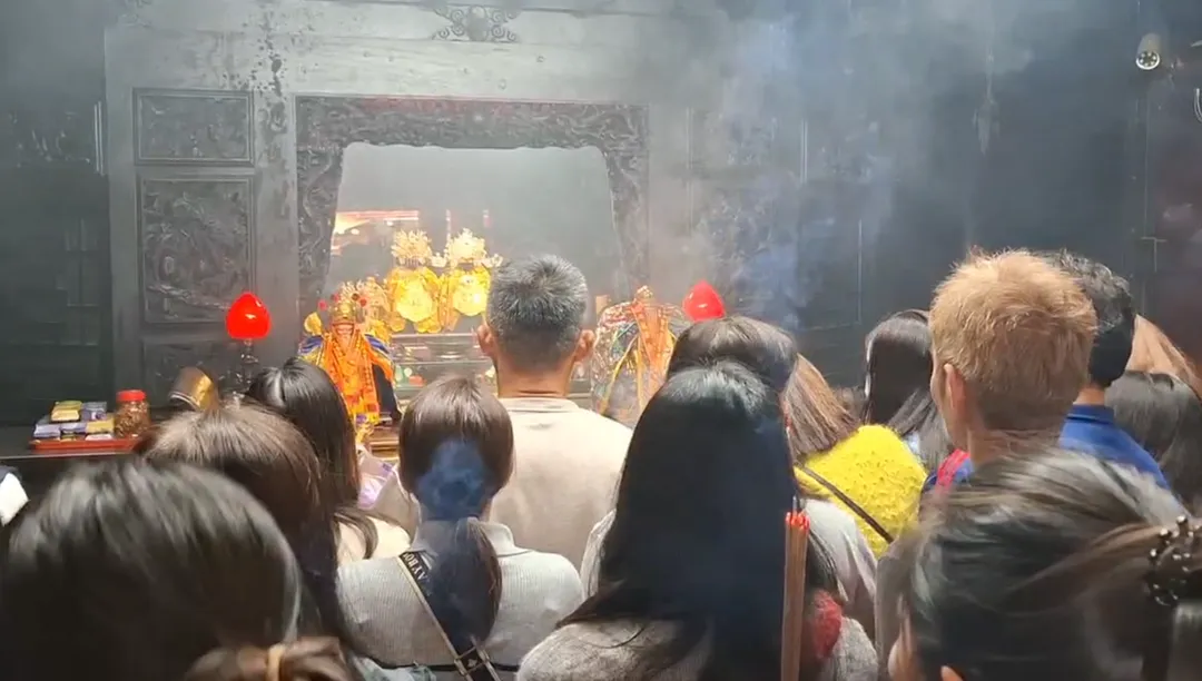 紫南宮主委莊秋安表示,除夕夜廟門未關,清晨四點多就有民眾進廟參拜、借發財金,上午廟區已出現大批信眾排隊借還金,人潮最多時段集中在下午二、三點。(圖/中天新聞)