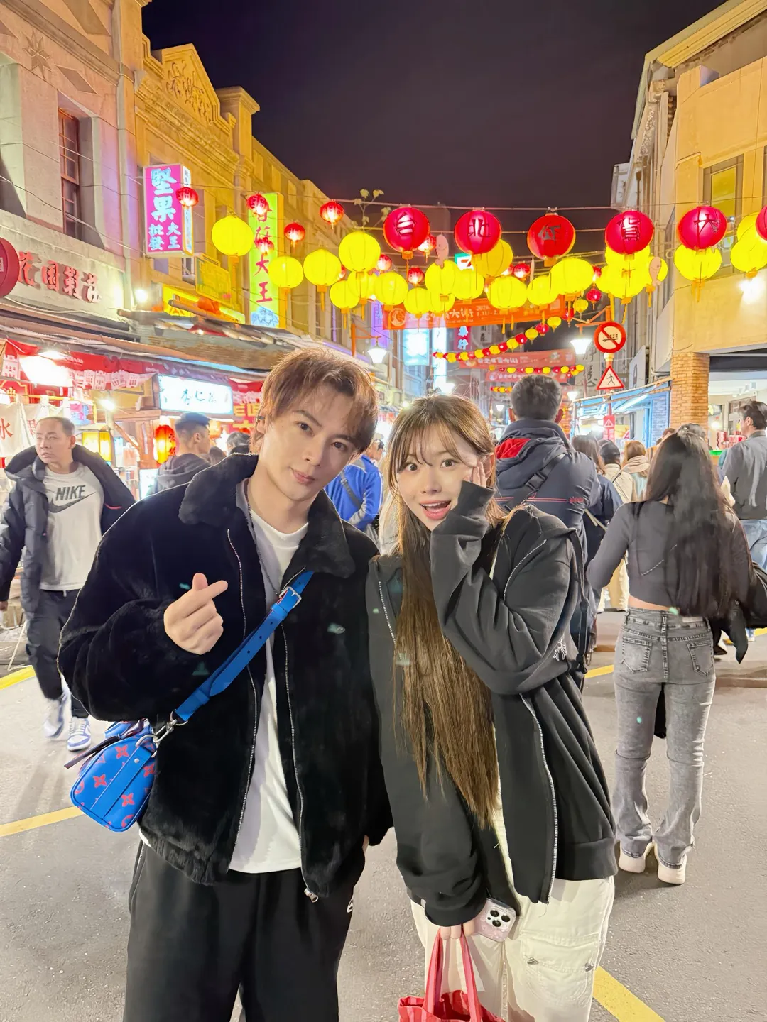 古曜威（左）揪金娜妍（右）體驗年貨大街美食。（圖／單純夢想文創事業提供）