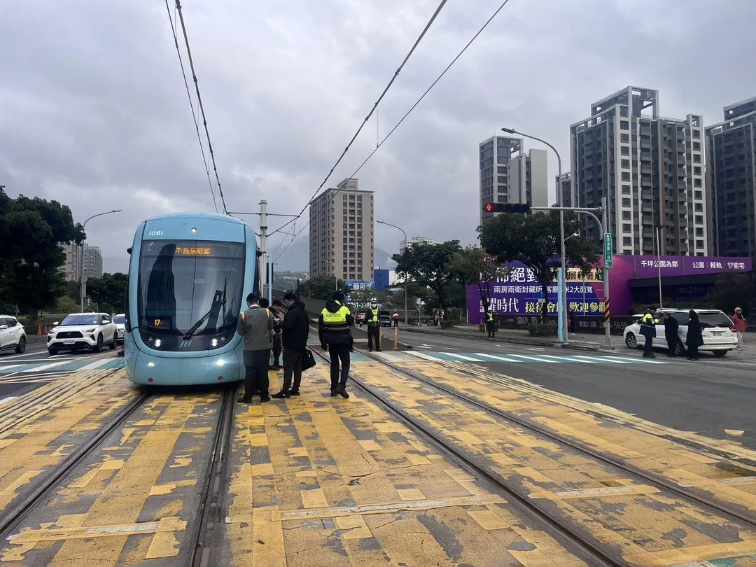 今（17）日下午3點56分，一名64歲魏姓男子駕駛自小客車在淡水區濱海路1段306巷口違規左轉，與直行中的輕軌列車發生擦撞，所幸無人受傷。（圖／警方提供，下同）