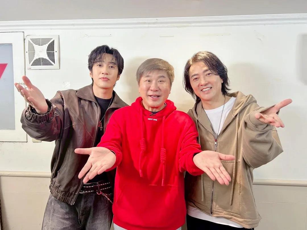 鄭伊健(右)與婁峻碩(左)近日擔任《下面一位》來賓。(圖/《下面一位》提供)