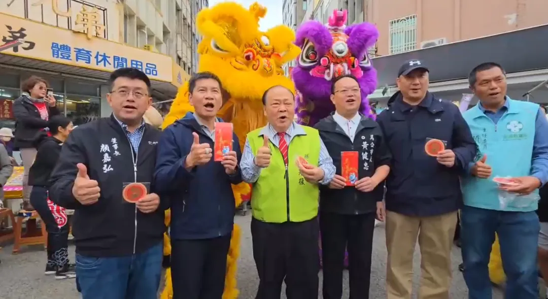 陳光復發紅包。(資料照)