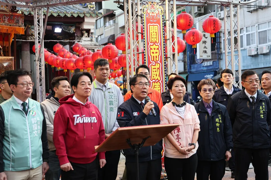 農曆大年初二,總統賴清德(左2)今(18)日在臺南市長黃偉哲陪同下,持續走訪各大廟宇參香祈福,上午特別前往臺灣祀典武廟參拜,祈求國泰民安、風調雨順。(圖/台南市政府)