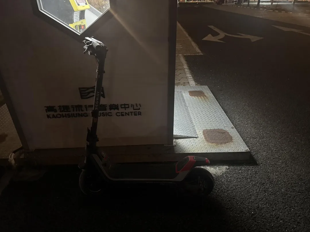 李男騎乘的電動滑板車。(圖/翻攝畫面)