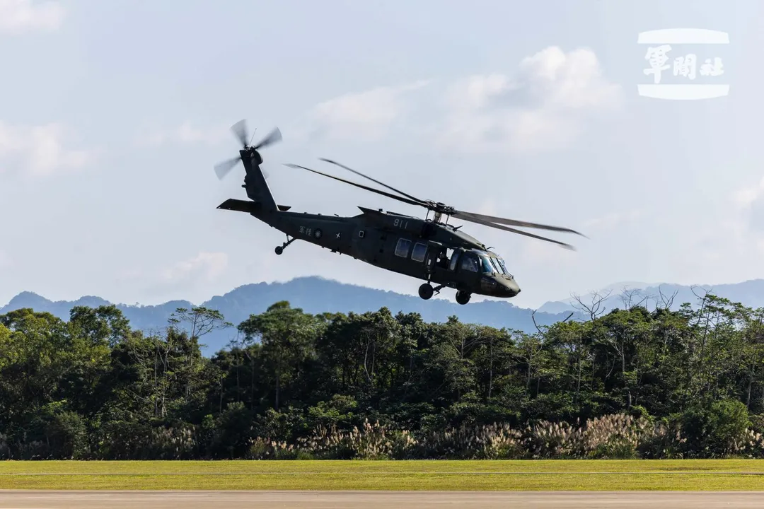 阿帕契攻擊直升機實施駐地訓練。（圖／軍聞社記者蔡枋澐攝）