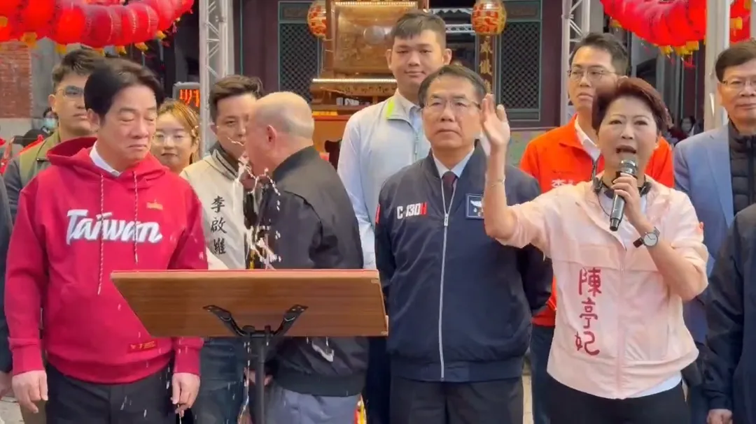 武廟主委林培火身體不適嘔吐，波及一旁的總統賴清德。（圖／中天新聞）