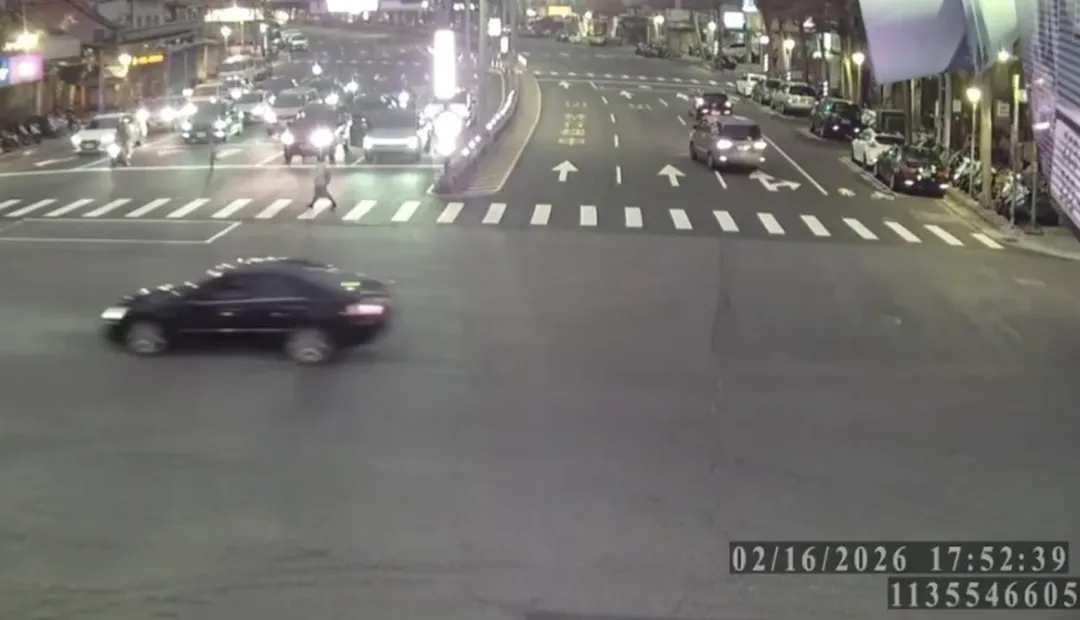 女童用跑的穿越馬路。（圖／翻攝畫面）