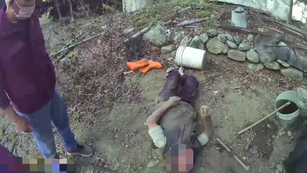 池上獨居翁跌倒困山坡三天，靠木棍滴水舔水保命獲救獨居翁獲救被抬上擔架。（圖／警方提供）
