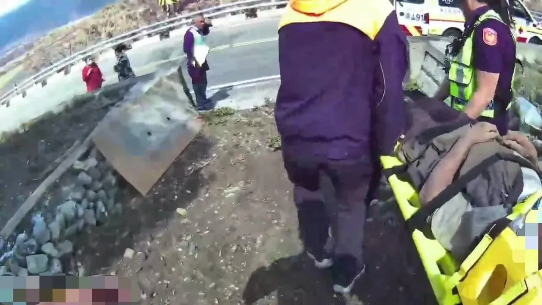獨居翁獲救被抬上擔架。（圖／警方提供，下同）